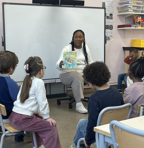 Applonia teaching to a elementary class in Reims, France
